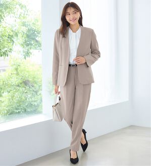 alotta（アロッタ）の「【２点セット】洗える！多機能ノーカラージャケットスーツ（パンツスーツ）」｜グレージュ