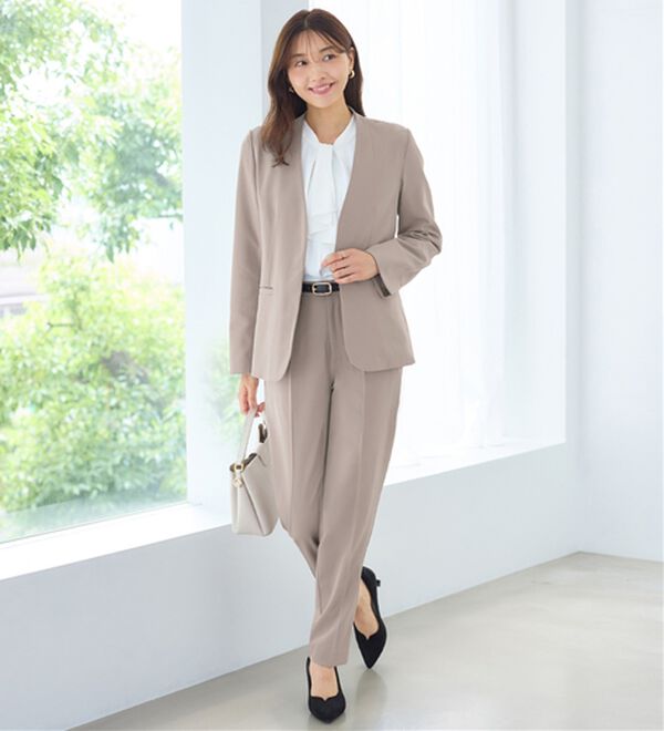 alotta（アロッタ）の「【２点セット】洗える！多機能ノーカラージャケットスーツ（パンツスーツ）」｜グレージュ