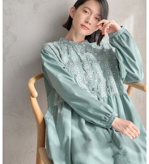 Viola e Viola（ヴィオラ エ ヴィオラ）の「パッと華やぐ繊細刺しゅうの大人シャツワンピース（シャツワンピース）」｜詳細画像