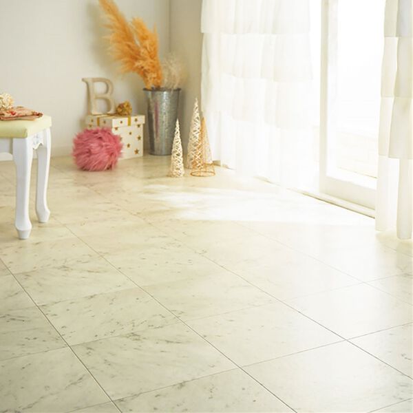 iellio（イエリオ）の「多機能クッションフロアシート＜簡単ロール式・フローリング調・防水・はっ水・日本製・抗菌・防カビ・防炎＞（カーペット）」｜ビアンコカララ