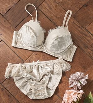 YU'NOW（ユナウ）の「モテ谷間の大人ｓｗｅｅｔブラ＆ショーツ（ブラジャー＆ショーツセット）」｜ベージュ系ベロア／アイラッシュ