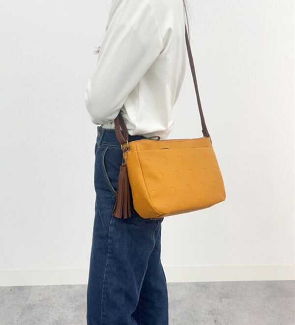 BELLUNA（ベルーナ）の「ドット型押ショルダーバッグ（ショルダーバッグ）」｜詳細画像