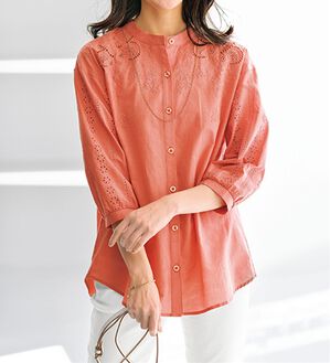 BELLUNA（ベルーナ）の「上品花柄刺しゅうブラウス（ブラウス）」｜コーラル