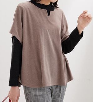 BELLUNA（ベルーナ）の「【2点セット】もちもち素材キーネックポンチョアンサンブル（アンサンブル）」｜モカ&times;黒