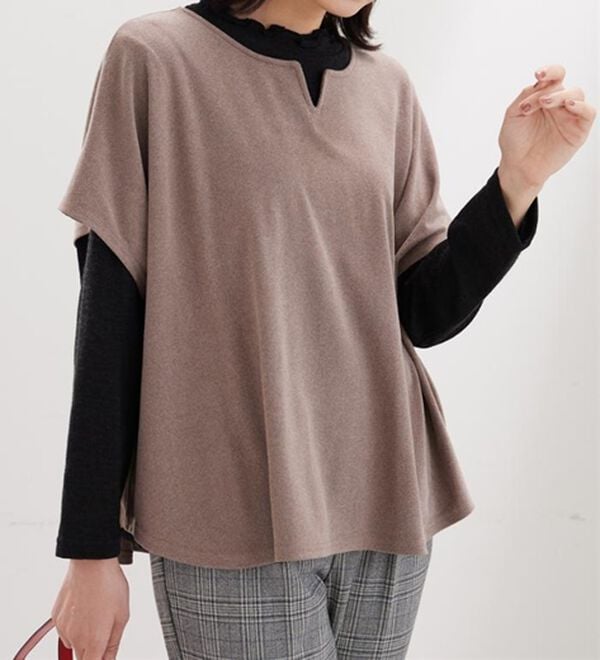 BELLUNA（ベルーナ）の「【2点セット】もちもち素材キーネックポンチョアンサンブル（アンサンブル）」｜モカ&times;黒