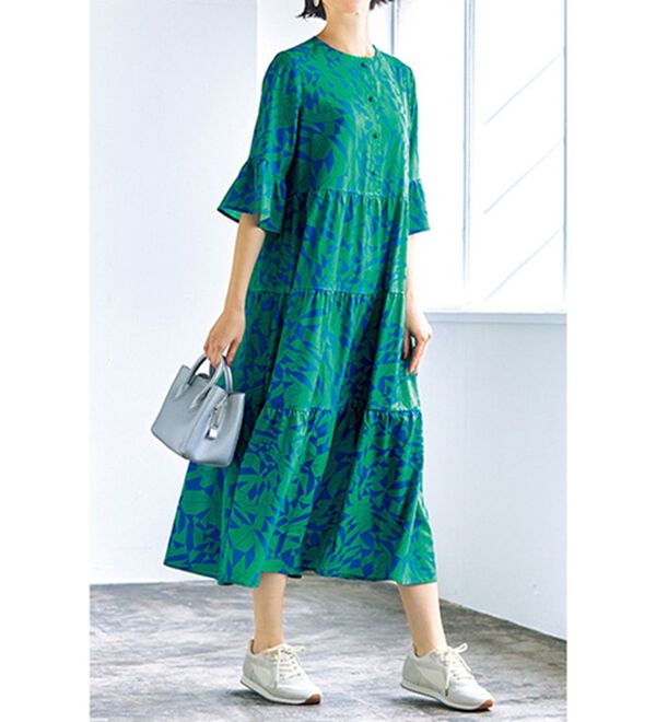 VINNO（ヴィノ）の「フレアー袖プリントロングワンピース（ロングワンピース）」｜ブルー／グリーン