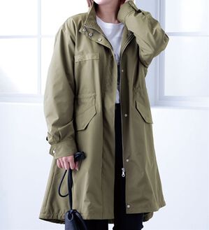 BELLUNA（ベルーナ）の「裏フリース素材スタンド衿ロング丈ブルゾン（ロングコート）」｜カーキ