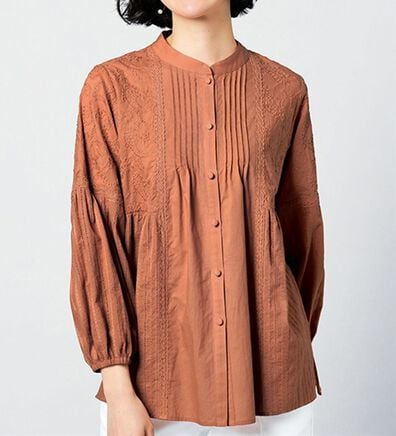 VINNO（ヴィノ）の「刺しゅうデザインピンタックブラウス（ブラウス）」