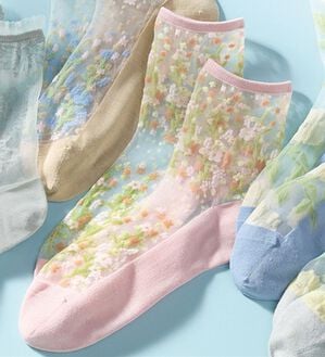 LAVIENNE（ラヴィエンヌ）の「華やかシアーソックス（靴下・ストッキング）」｜小花ピンク