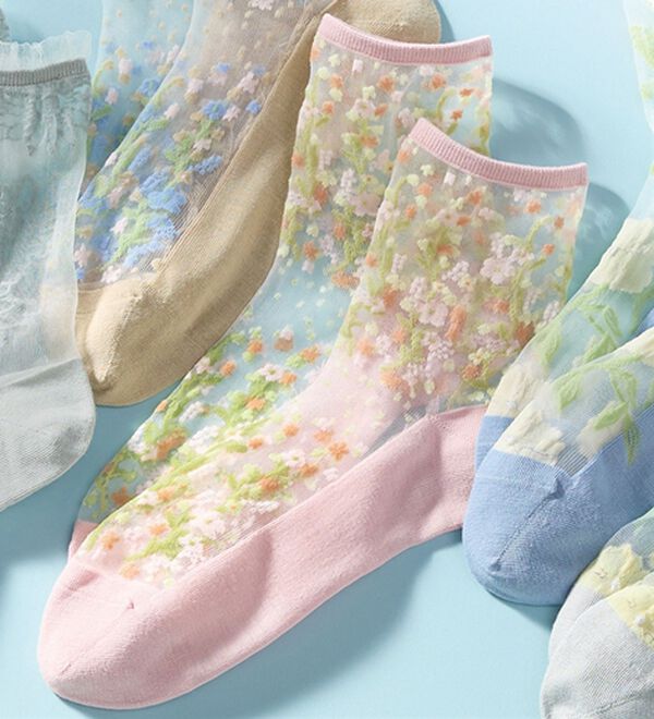 LAVIENNE（ラヴィエンヌ）の「華やかシアーソックス（靴下・ストッキング）」｜小花ピンク