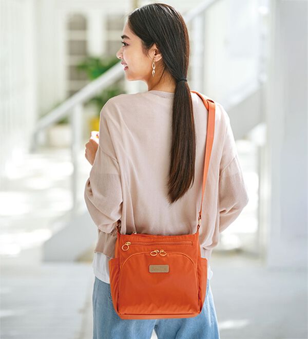 BELLUNA（ベルーナ）の「＜Ｓｏｉｔｔｏ　Ｍｅ＞軽量フィットショルダー（ショルダーバッグ）」｜オレンジ