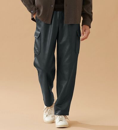 「レザー調カーゴパンツ（メンズフルレングスパンツ）」