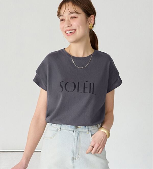 Viola e Viola（ヴィオラ エ ヴィオラ）の「脱普通！すっきり見え大人の上品Ｔシャツ（Tシャツ）」｜チャコールロゴ