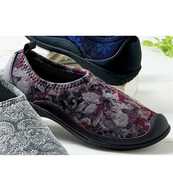 BELLUNA（ベルーナ）の「改良版幅広のびの～びクッションシューズ（スリッポン）」｜花柄