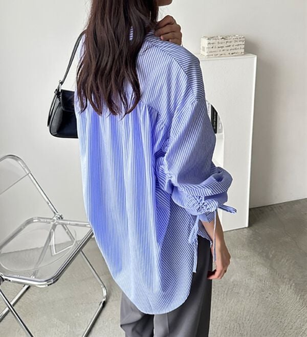 GeeRA（ジーラ）の「バックギャザー＆リボンデザインシャツ（シャツ）」｜詳細画像