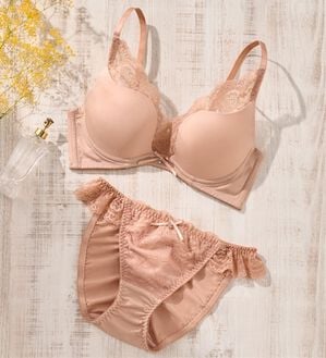 YU'NOW（ユナウ）の「谷間メイクのもちぷるブラ＆ショーツ（ブラジャー＆ショーツセット）」｜ピンクベージュ
