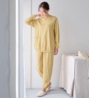 LAVIENNE（ラヴィエンヌ）の「綿１００％ゆったり刺しゅうスウェットパジャマ（パジャマ・ルームウェア）」｜マスタード