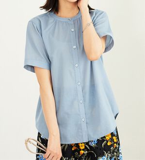 BELLUNA（ベルーナ）の「ギャザー使いバンドカラーブラウス（ブラウス）」｜サックス