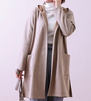 BELLUNA（ベルーナ）の「スエード調素材裏起毛フードカーディガン（ニットカーディガン）」｜モカ
