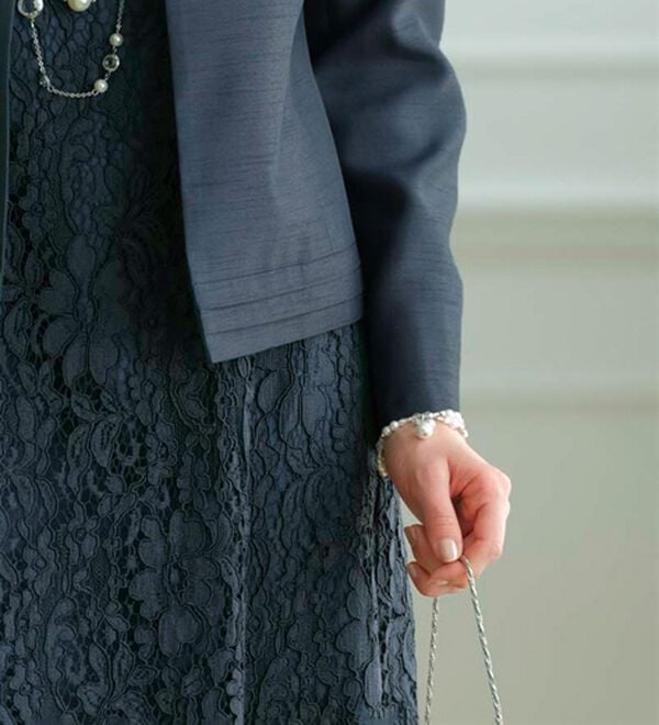 BELLUNA（ベルーナ）の「シャンタン素材ノーカラージャケットレースワンピースアンサンブル（ワンピースセットスーツ）」｜詳細画像