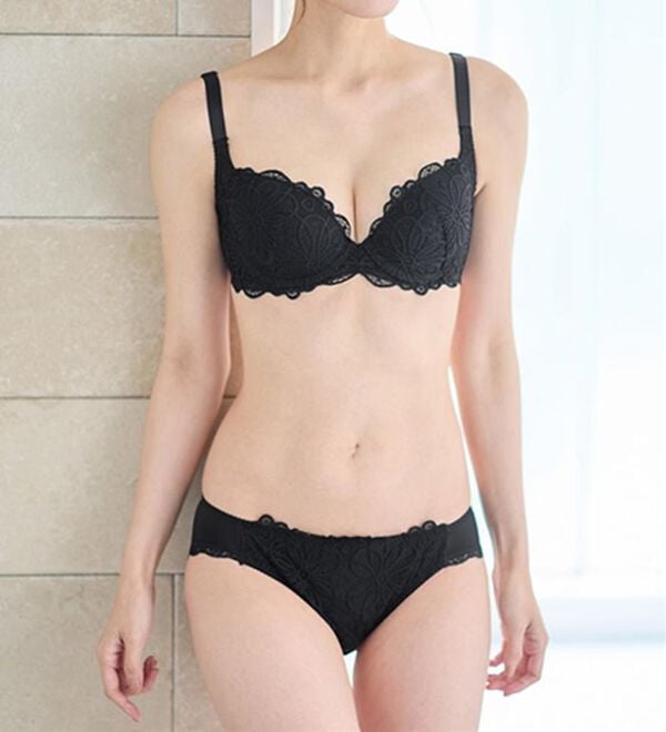 LAVIENNE（ラヴィエンヌ）の「レーシー脇高スッキリブラ＆ショーツ（ブラジャー＆ショーツセット）」｜詳細画像