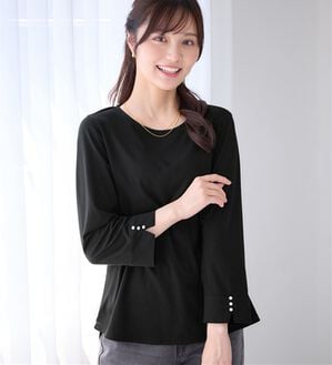 alotta（アロッタ）の「【選べる袖丈】柔らか綿混素材パール調ボタンＴシャツ（カットソー）」｜ブラック　8分袖