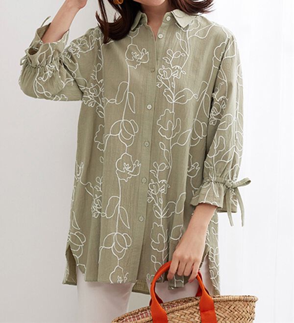 BELLUNA（ベルーナ）の「グラフィック風刺しゅう袖リボンチュニック（チュニック）」｜詳細画像