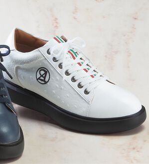 「＜アンティバ＞オーストリッチ調型押しスタイルアップスニーカー（メンズスニーカー）」｜ホワイト