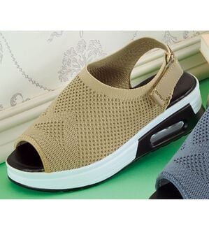 BELLUNA（ベルーナ）の「踵調整可能な４Ｅニットエアソールサンダル（サンダル・ミュール）」｜ベージュ