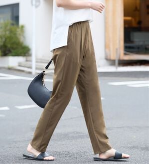 Viola e Viola（ヴィオラ エ ヴィオラ）の「さらテロ楽ちんテーパードパンツ【選べる丈】（フルレングスパンツ）」｜モカカーキ