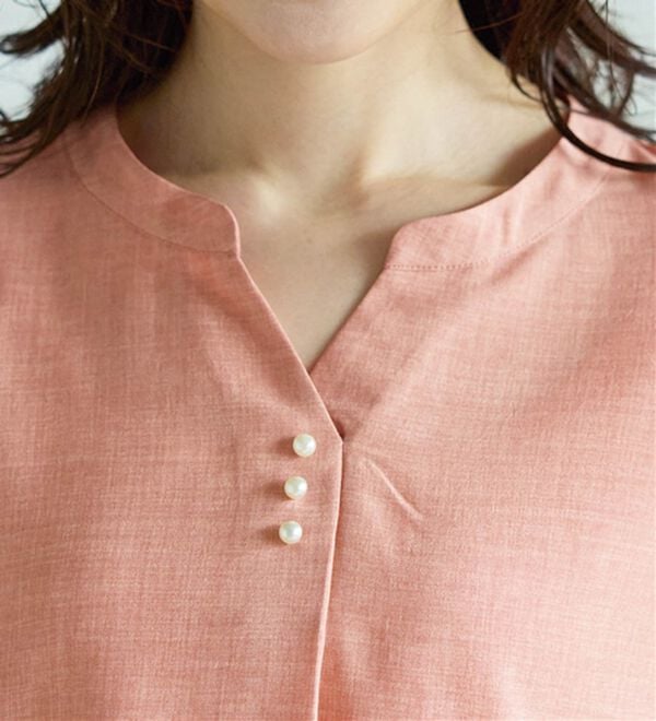 BELLUNA（ベルーナ）の「麻調合繊パール付タックデザインブラウス（ブラウス）」｜詳細画像