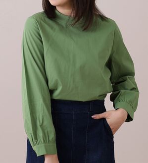 BELLUNA（ベルーナ）の「袖切替デザインハイネックブラウス（ブラウス）」｜グリーン