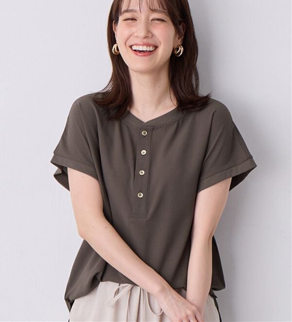 Viola e Viola（ヴィオラ エ ヴィオラ）の「さらさらＥＡＳＹ　前後２ＷＡＹヘンリーネックＴブラウス（ブラウス）」｜チャコールブラウン
