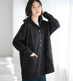 Viola e Viola（ヴィオラ エ ヴィオラ）の「ニット風カットソーパーカーチュニック（パーカー）」｜チャコール
