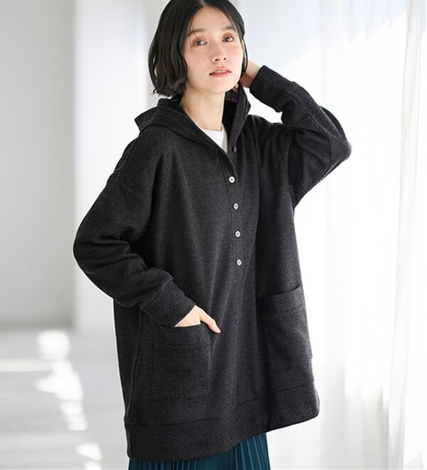 Viola e Viola（ヴィオラ エ ヴィオラ）の「ニット風カットソーパーカーチュニック（パーカー）」｜チャコール