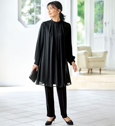 BELLUNA（ベルーナ）の「日本製素材！重ね着風チュニックセットアップ（ブラックフォーマル（喪服・礼服））」