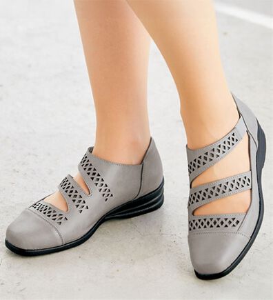 BELLUNA（ベルーナ）の「パンチングラインカジュアルシューズ（フラットシューズ）」