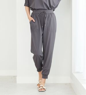 BELLUNA（ベルーナ）の「ヒンヤリ爽快！ジョガーパンツ（フルレングスパンツ）」｜チャコール