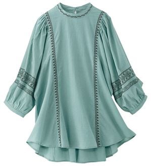 BELLUNA（ベルーナ）の「綿１００％インド刺しゅうハイネックブラウス（ブラウス）」｜セージ