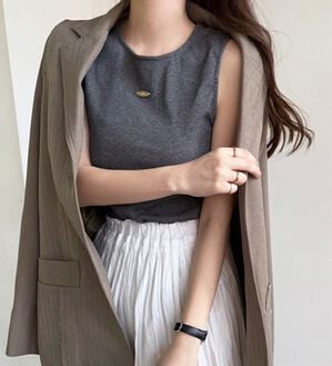 GeeRA（ジーラ）の「ロゴプレートデザインタンクトップ（タンクトップ・キャミソール）」｜グレー