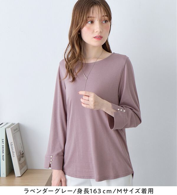 alotta（アロッタ）の「【８分袖新登場！】柔らか綿混素材パール調ボタンＴシャツ（カットソー）」｜詳細画像