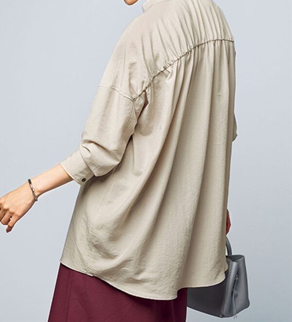 VINNO（ヴィノ）の「はっ水ストレッチバックギャザーシャツ（シャツ）」｜詳細画像