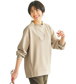 BELLUNA（ベルーナ）の「裾ボタン使いスタンドネックプルオーバー（カットソー）」｜アイボリー