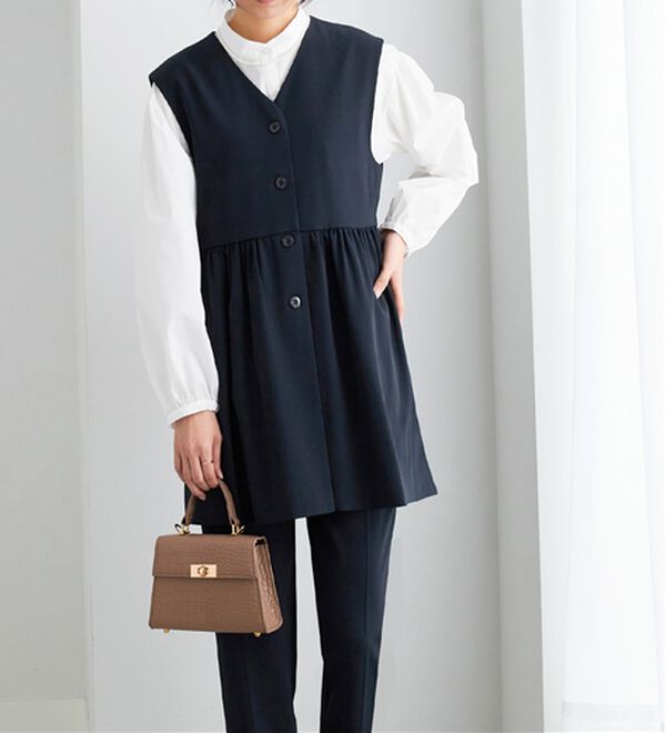 Viola e Viola（ヴィオラ エ ヴィオラ）の「【ブラウス付3点セット】コーデ決まるペプラムジレセットスーツ（パンツスーツ）」｜詳細画像