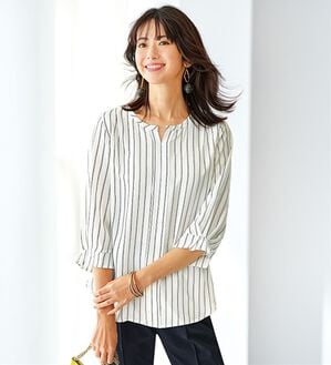 BELLUNA（ベルーナ）の「ひんやり機能付！袖タックキーネックブラウス（ブラウス）」｜オフ白ストライプ