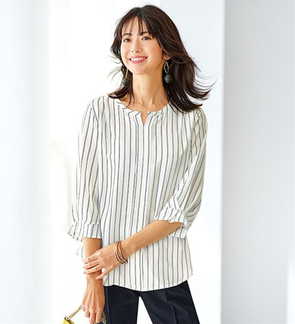 BELLUNA（ベルーナ）の「ひんやり機能付！袖タックキーネックブラウス（ブラウス）」｜オフ白ストライプ