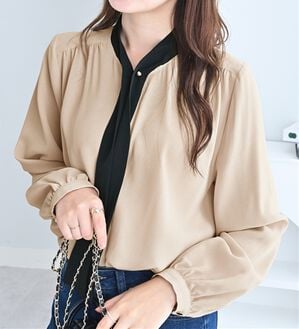 alotta（アロッタ）の「３ＷＡＹで着こなせる！ピン付き配色ボウタイブラウス（ブラウス）」｜ベージュ