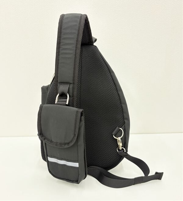 BELLUNA（ベルーナ）の「気がきく小回り優秀ボディバッグ（リュック）」｜黒無地(ポケット取り外し可)