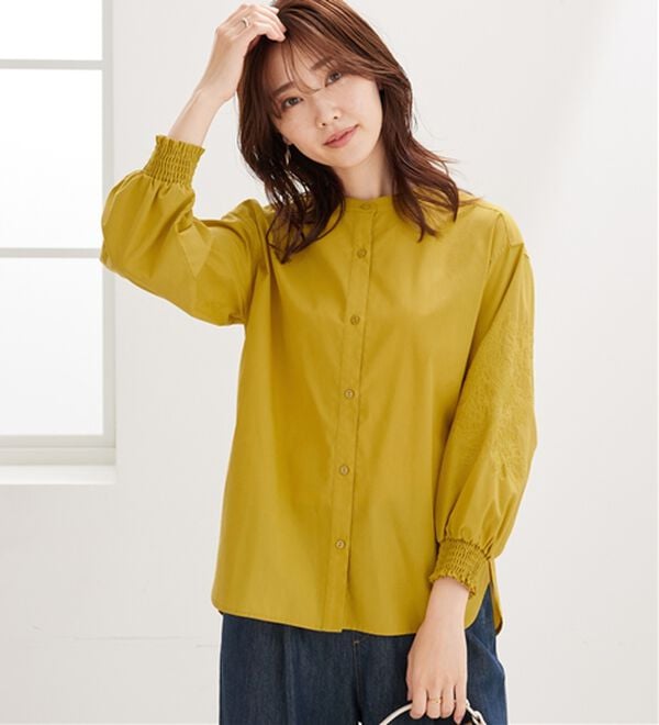 BELLUNA（ベルーナ）の「花柄袖刺しゅうデザインブラウス（ブラウス）」｜イエロー