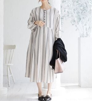 A HAPPY MARILYN（アハッピーマリリン）の「【Ｌ～６Ｌ】綿１００％さらりリラックス ゆったりシルエットのスッキリ柄 ストライプ マルチストライプコットンワンピ（ロングワンピース）」｜ベージュ系